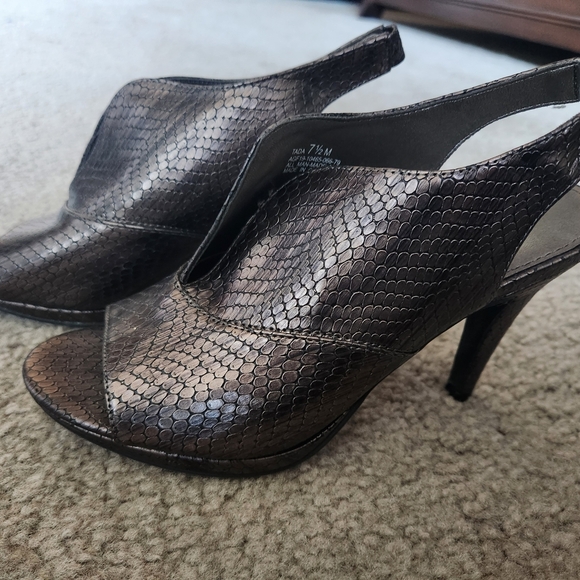 The Limited Brown Heels for a Sophisticated Look - Picture 1 of 3